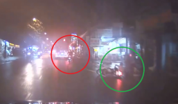 Video: Bị giật điện thoại, 2 người đi xe máy ngã văng xuống đường