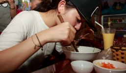 Á hậu Huyền My ăn mỳ tôm trên đường đi từ thiện miền Trung