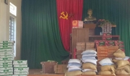 Xóm thu lại hàng cứu trợ vùng lũ, huyện yêu cầu trả ngay cho dân