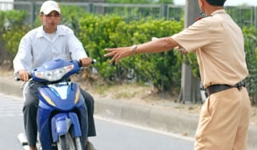 Không đội mũ bảo hiểm khi đi xe máy phạt bao nhiêu tiền?