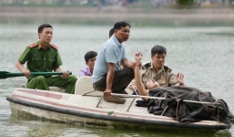 Nữ du khách nước ngoài bơi ra giữa hồ Hoàn Kiếm múa hát