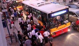 Bị vợ bỏ, chồng uống rượu, đánh cắp xe bus, đâm loạn cả khu phố