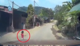 Bé gái thoát chết thần kỳ khi đột ngột băng qua đầu ô tô