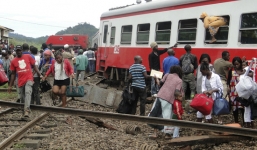 Tàu trật bánh khỏi đường ray, 650 người thương vong