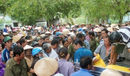 Hàng nghìn người xếp hàng nhận quà của gia đình trúng số 92 tỷ