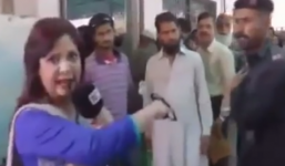 Video: Cảnh sát Pakistan tát nữ nhà báo gây sốc