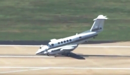 Video: Máy bay Mỹ hạ cánh khẩn cấp bằng mũi ngoạn mục