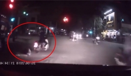 Video: Thanh niên tăng tốc đột ngột khiến bạn gái ngã lăn xuống đường