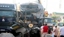 Hai xe tải tông nhau, thi thể tài xế kẹt trong cabin