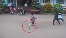 Nhóm côn đồ cầm kiếm Nhật truy sát kinh hoàng trong bệnh viện