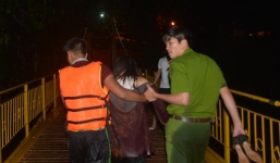 Cảnh sát giao thông giải cứu cô gái trẻ định nhảy cầu tự tử