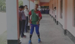 'Dị nhân' vừa giữ bóng bằng đầu vừa có thể đạp xe, trượt patin