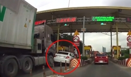 Honda Civic bị container tông móp đuôi vì bon chen ở trạm thu phí