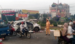 Hà Nội: Tàu hỏa đâm trực diện ô tô, 4 người chết, 3 người nguy kịch