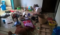 Người đàn ông lạ mặt xông vào phòng trọ khống chế 2 nữ sinh