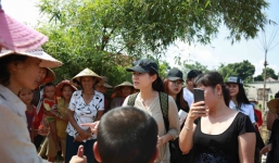 Thu Minh đến Quảng Bình ủng hộ bà con sau trận lũ lụt