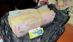 Bắt thanh niên chuyển tiền giả từ Trung Quốc vào Việt Nam