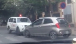 Video: Xe ô tô chặn đầu xe cứu thương giữa phố Hà Nội