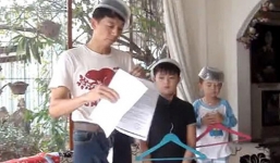 Video: 3 bố con úp bát lên đầu đọc 'diễn văn' mừng sinh nhật mẹ