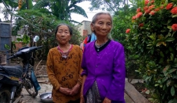 Dân vừa nhận cứu trợ lũ lụt 500.000, cán bộ thôn thu lại 400.000