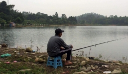 Tát bạn già cùng xóm tử vong vì ném đá lúc câu cá