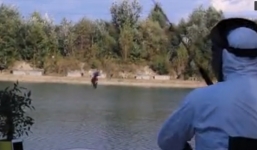 Hài hước dùng iPhone 7 làm mồi câu cá