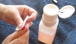 Bé trai 4 tuổi nhập viện cấp cứu vì uống nhầm dung dịch rửa móng tay