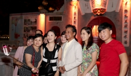 75 tuổi, Chế Linh vẫn hấp dẫn, khiến fans nữ 'náo loạn' ở bờ Hồ