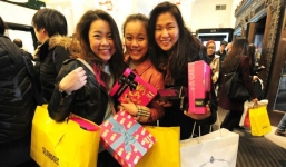 Khách du lịch đổ xô sang Anh mua hàng hiệu giá rẻ nhất thế giới