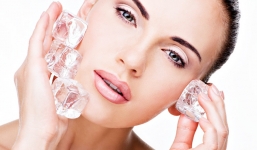 Mẹo làm đẹp da từ nước đá kì lạ nhưng hiệu quả