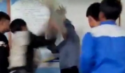 Thầy giáo bị 3 thanh niên vào tận trường hành hung