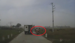 Xe chở phạm quên đóng cửa, đập văng người đi xe máy ngã lộn nhào