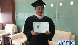 Cụ ông Trung Quốc nhận bằng cử nhân ở tuổi 88