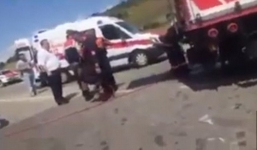 Khoảnh khắc xe con tông xe tải được truyền trực tiếp lên mạng xã hội