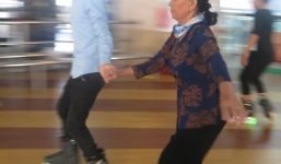 Cụ bà hơn 70 tuổi trượt patin ầm ầm khiến nhiều bạn trẻ ngưỡng mộ