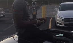 Rapper 21 tuổi vung 660 triệu đồng vào người vô gia cư gây tranh cãi