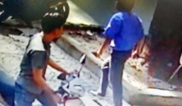 Tài xế xe buýt rút dao đâm người đi xe máy giữa Sài Gòn