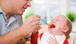 Bỏ tù ông bố “nhồi” đồ ăn khiến con trai 3 tuổi tử vong