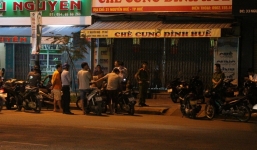 Mâu thuẫn, chồng cứa cổ vợ gục tại quán chè