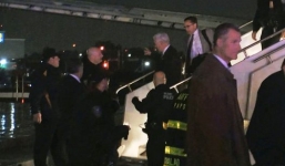 Máy bay chở phó tướng Donald Trump trượt khỏi đường băng