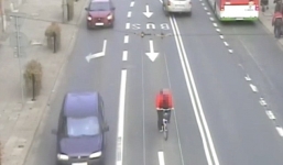 Sai làn, người đi xe đạp bị ô tô đâm trực diện, hất văng lên trời