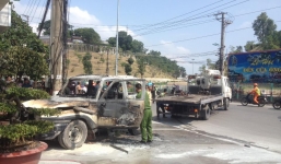 'Xế hộp' bốc cháy ngùn ngụt trước cửa công an phường