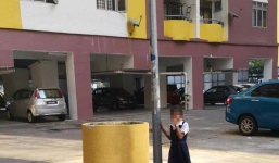 Bỏ học, nữ sinh Malaysia bị mẹ xích vào cột đèn
