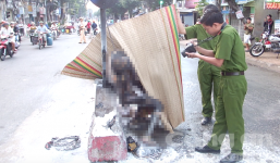 Cụ ông 79 tuổi khóa mình vào biển báo rồi tự thiêu trên phố