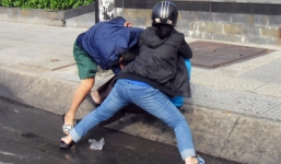 Xe chưa va chạm, người đàn ông và 2 phụ nữ đã xông vào đánh nhau