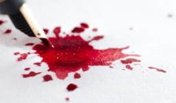 Tại sao người châu Á kiêng viết tên nhau bằng mực đỏ?