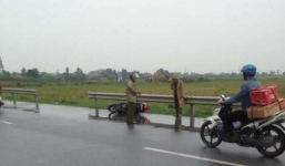 Đang chở con trên xe SH, mẹ nghi bị đối tượng lạ chém tử vong