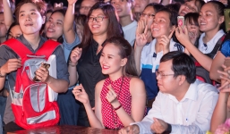 Khánh Ngân xinh đẹp khiến fan bấn loạn tại sự kiện