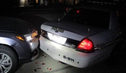 Nữ sinh Mỹ đâm vào xe cảnh sát vì mải chụp ảnh 'nóng' gửi bạn trai