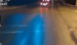 Video: Xe bus húc văng thiếu nữ sang đường bất cẩn